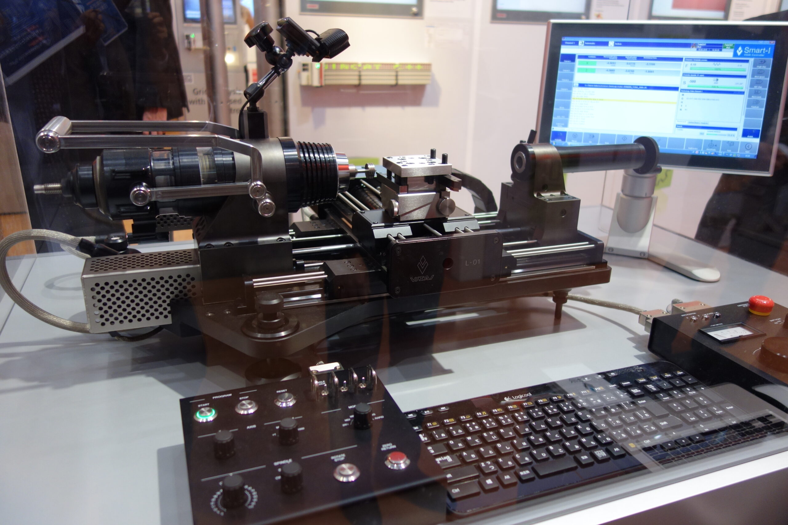 ベッコフ 碌々産業と由紀精密の開発に参画 デスクトップ型小型CNC旋盤「VISAI L-01」で