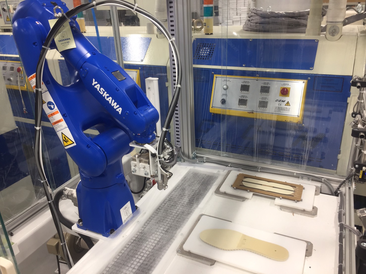 アシックス、産業用ロボットによる自動生産システムでシューズの生産を開始