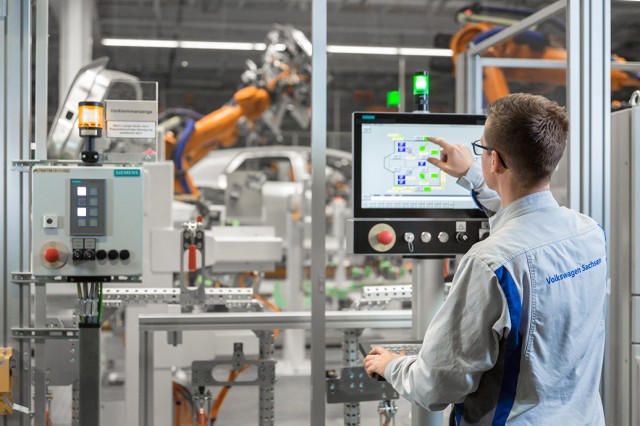 シーメンス VW工場デジタル化支援、EV大量生産 容易に