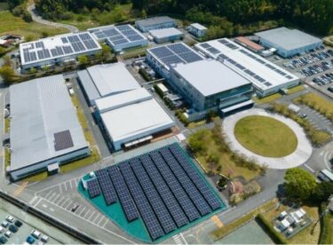 オムロン、電子部品事業の国内全工場で太陽光発電を用いた生産を開始