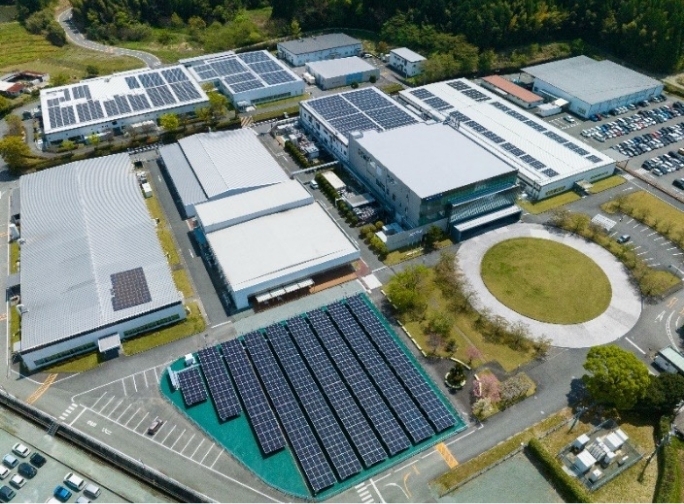 オムロン、電子部品事業の国内全工場で太陽光発電を用いた生産を開始