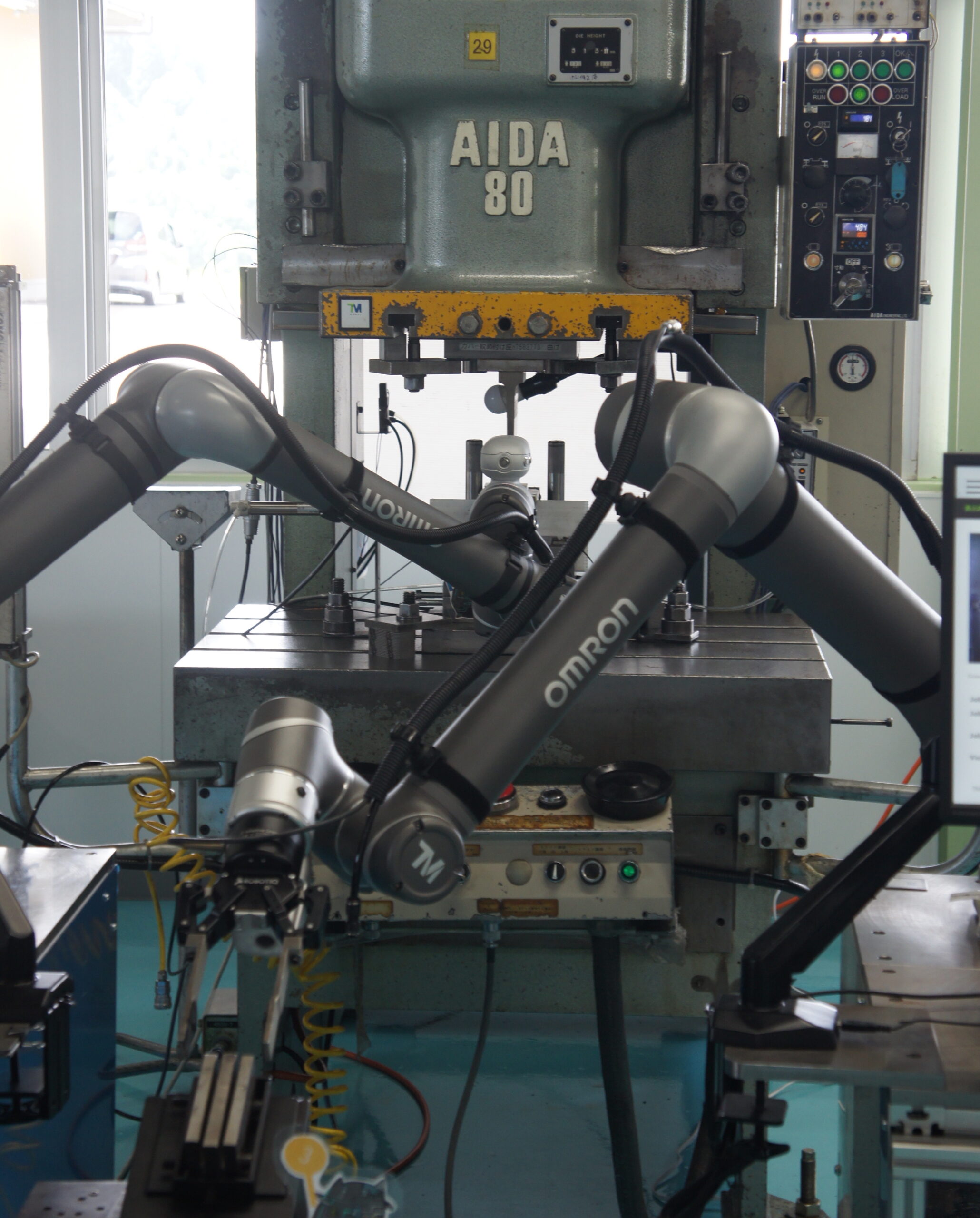 オムロン、全国７支店で中小企業向け共創・自動化支援をスタート 第1弾として有川製作所でロボットによるプレス加工・検査自動化を実現