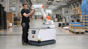 KUKA、AMRラインナップ拡大　アーム一体型AMRと搬送用AMR発売