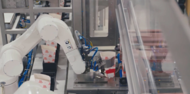 オムロン、産業用ロボット導入事例で、オランダの包装サービス企業Vetipakの事例を公開