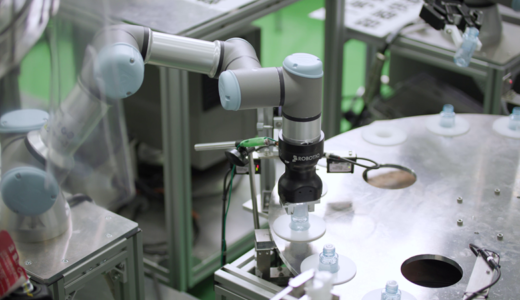 マンダム、兵庫県福崎町の福崎工場に協働ロボットを導入 多品種小ロットの試供品のボトル詰め工程を無人化