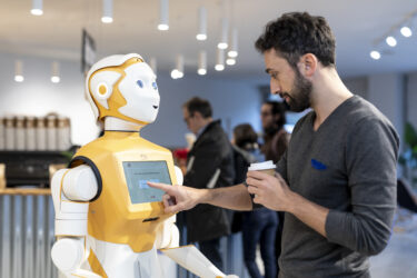 国際ロボット連盟、2024年のロボット産業の5つのトレンド AI、協働ロボット、MoMa、デジタルツイン、人型ロボット
