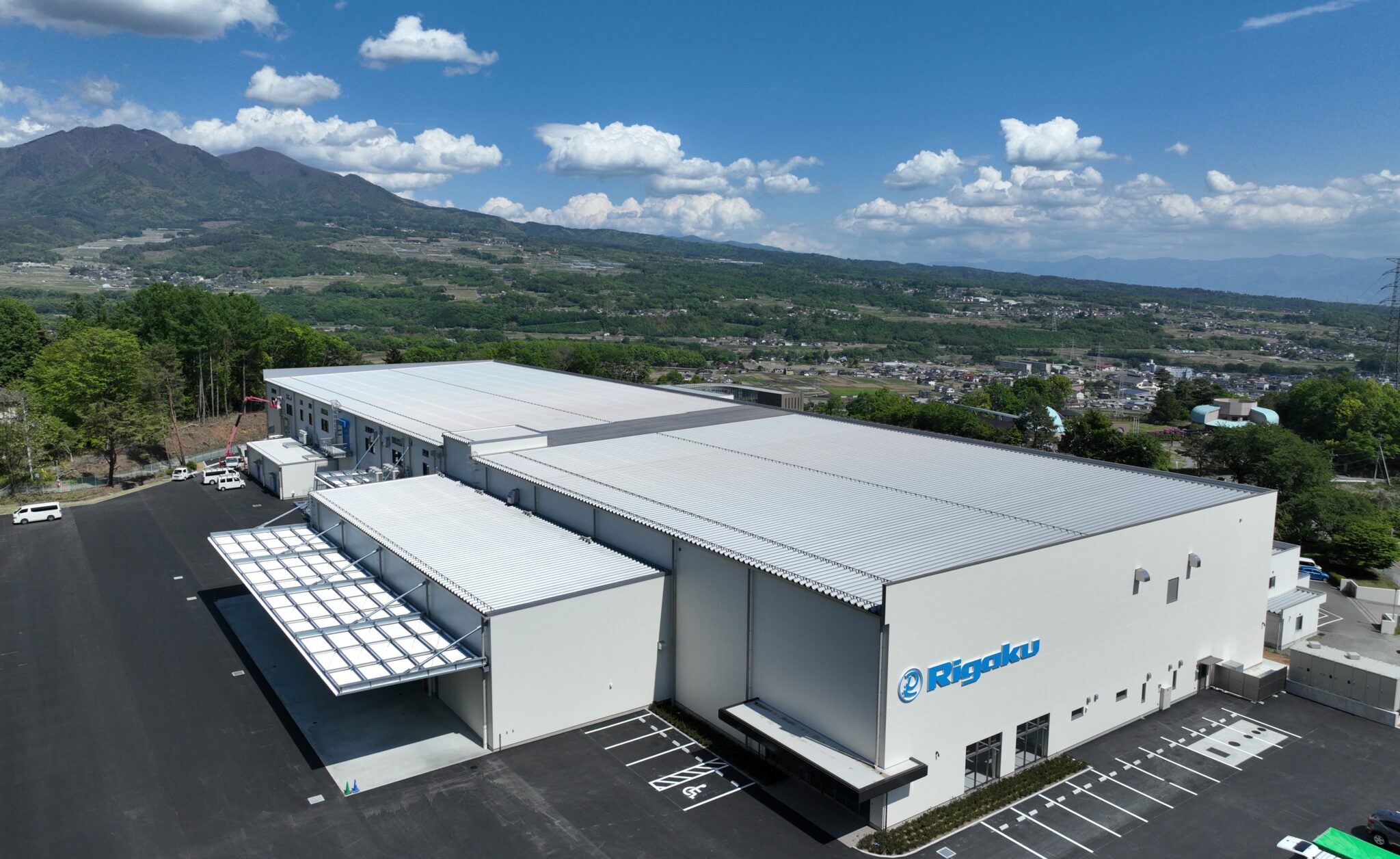 リガク、山梨県北杜市の山梨工場の新棟竣工で生産能力を約2倍に増強
