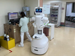 川崎重工、FOXCONNと看護師補助ロボット「Nurabot」を共同開発