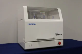 富士フイルムと堀場製作所、遺伝子治療薬の生産性を100倍にする遺伝子導入装置を共同開発