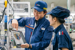 三菱電機、従業員間の言語の壁を解決するコミュニケーションサービス「MelBridgeしゃべり描き翻訳」発売 話した言葉を相手の言語に翻訳して画面表示