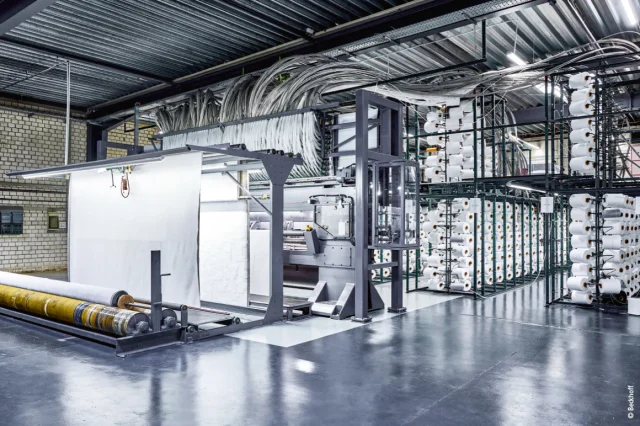 ベッコフ、カーペット製造装置のレトロフィット事例を公開　424軸のステッピングモータを同期制御