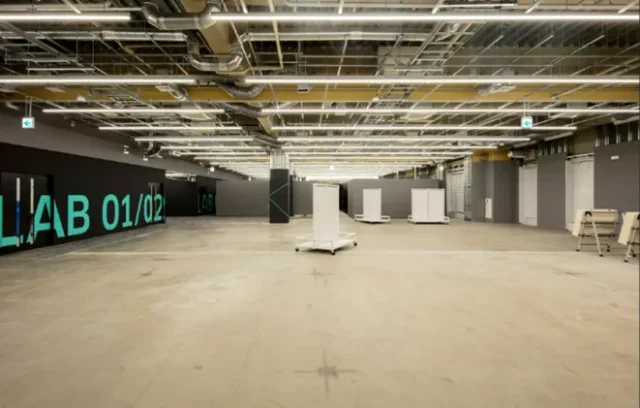 川崎重工、ソーシャルロボットの社会実験場「Future Lab HANEDA」の機能を共創拠点「KAWARUBA」に統合