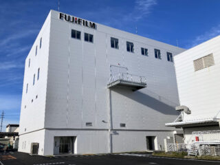 富士フイルム、静岡県吉田町に先端・次世代半導体向け新規材料開発の新棟を竣工 130億円投資