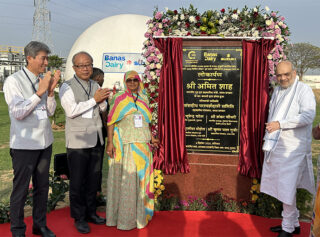 スズキ、インド・グジャラート州で牛糞由来のバイオガスプラントを開所