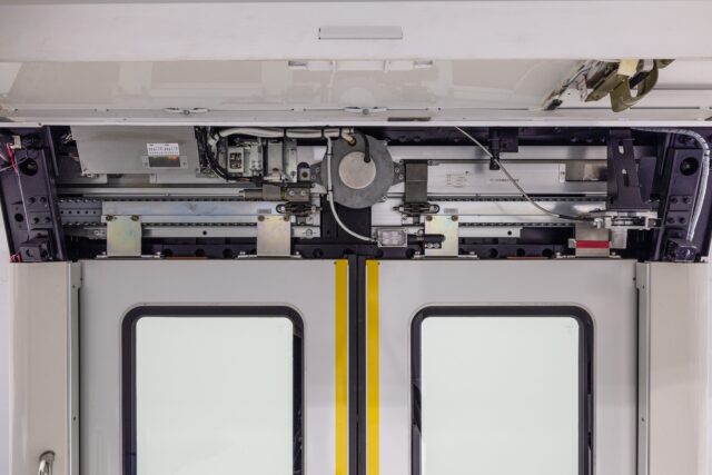 富士電機（3-C02）国内シェア50%超のドアシステムを実演展示【鉄道技術展 大阪特集】
