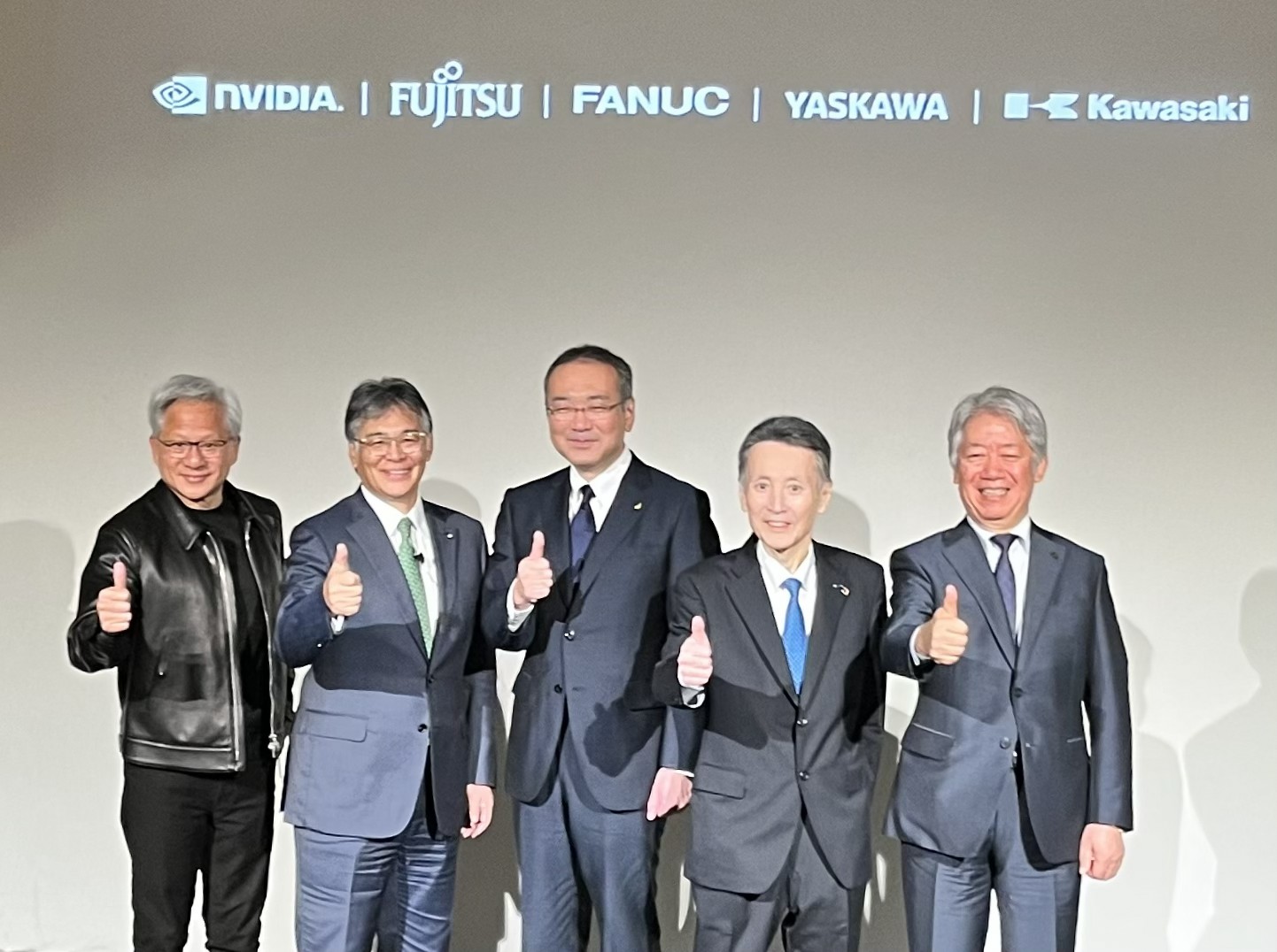 富士通、ファナックと安川電機、川崎重工とフィジカルAIの社会実装に向けた事業検討を開始
